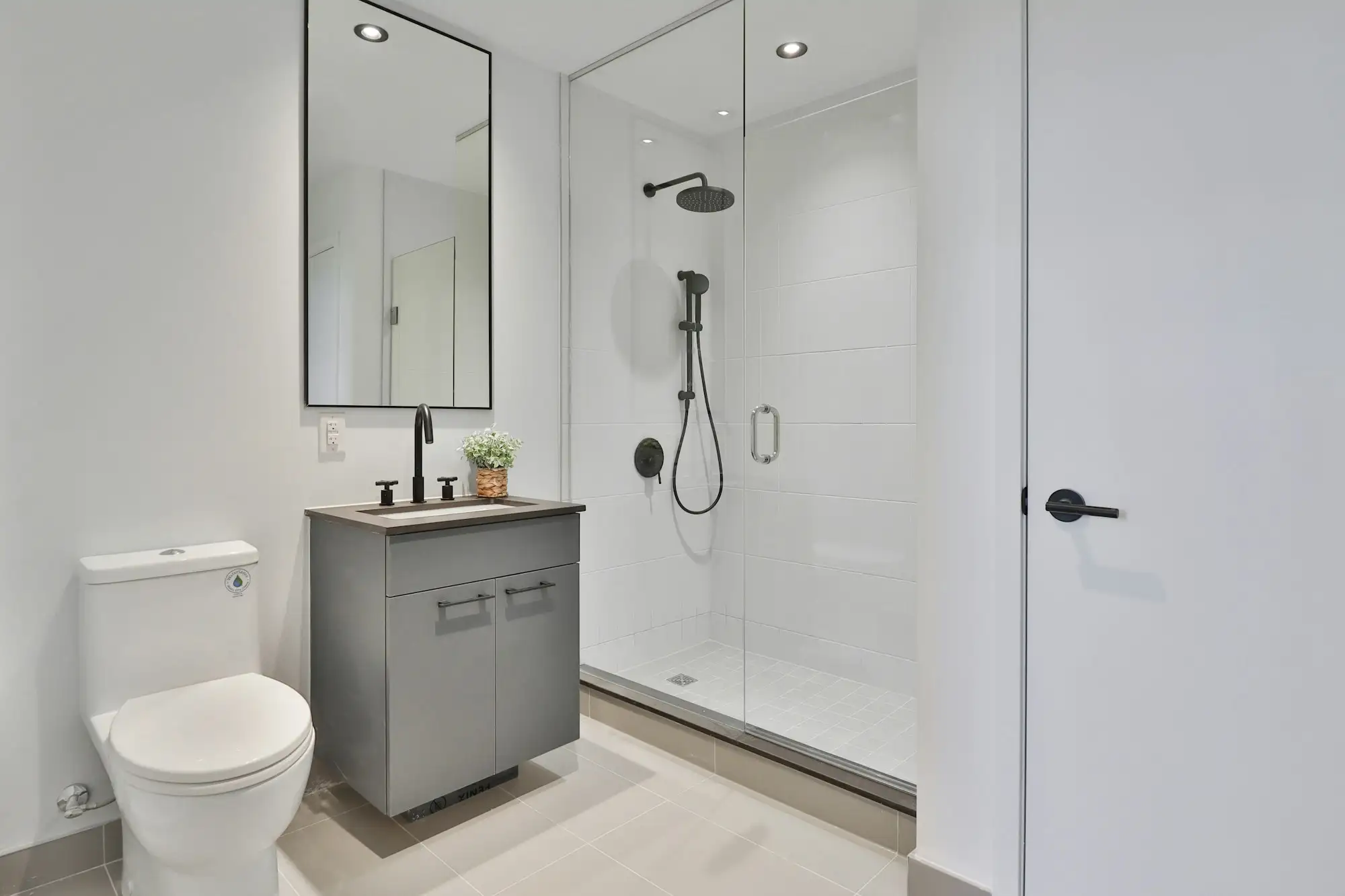 Après : Douche et meuble vasque terminés