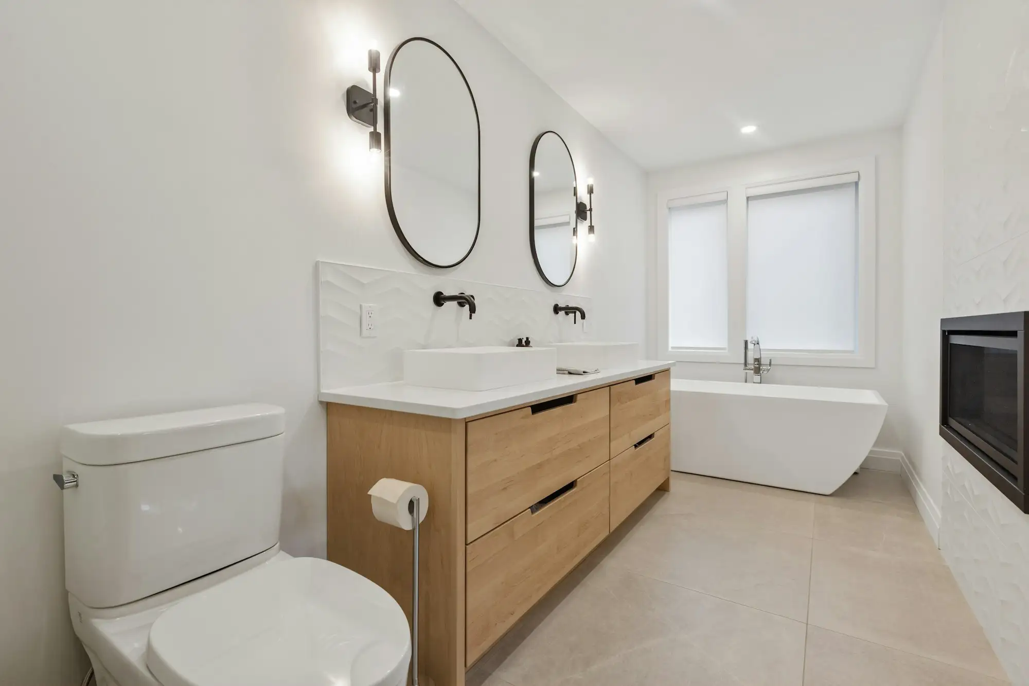 Salle de bain rénovée avec radiateur sèche-serviettes